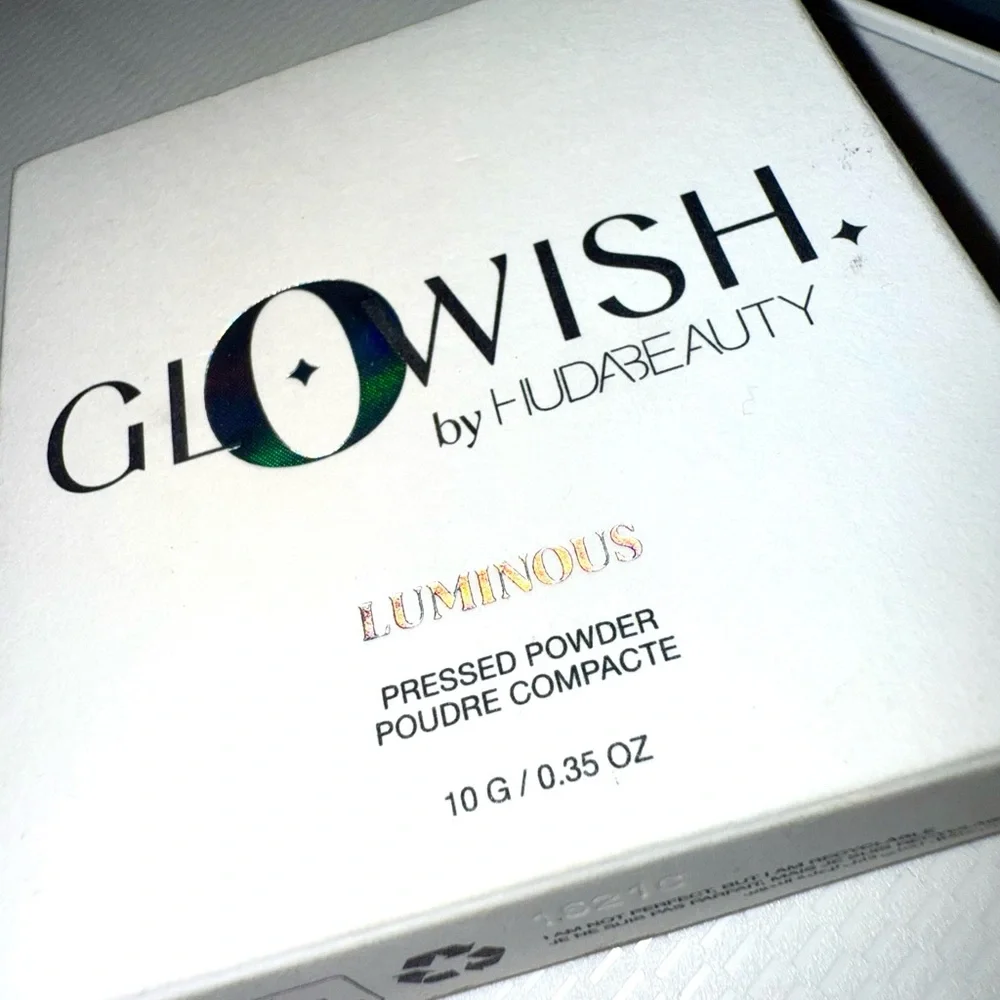 HUDA BEAUTY GloWish Luminous Pressed Powder - White